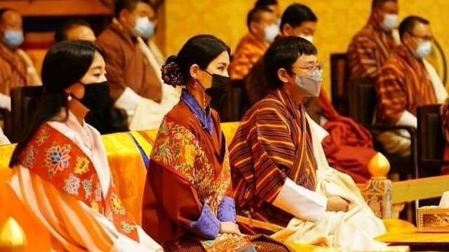 直发|不丹王后不梳直发，把头发盘起更迷人，被粉嫩娇羞的小姑子抢风头