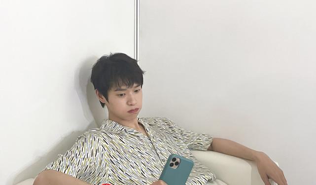 杨幂晒照疑隔空与魏大勋撒糖，传绯闻后两人不避嫌继续使用同款碗