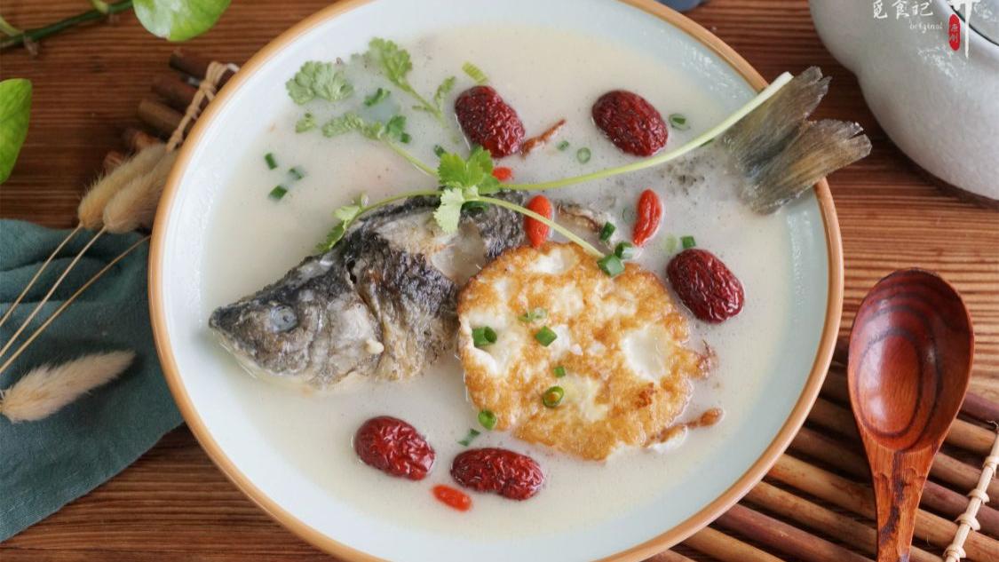 酸菜鱼|冬天煮鲫鱼汤时，记得多加3样食材，驱寒又营养，味道也更鲜了