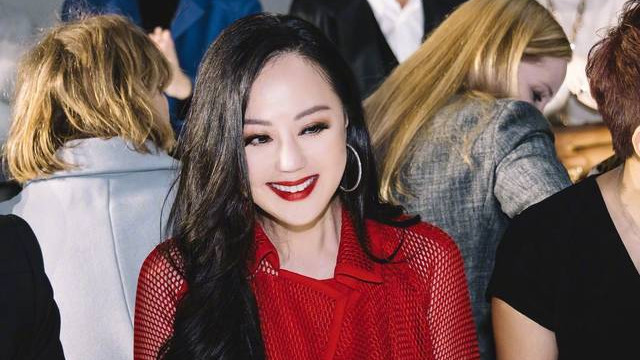 大衣 章小蕙真有“败家”的资本，红裙配红唇女人味，胖点更迷人了