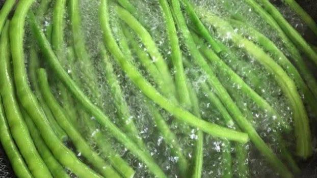 蔬菜|不焯水不能吃的4种蔬菜，豇豆上榜，尤其最后一个：再懒也别省