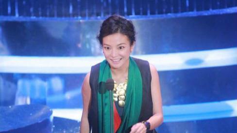 穿衣搭配|赵薇造型又大意了？“魔鬼红配绿”穿出大妈感，发型也是一言难尽