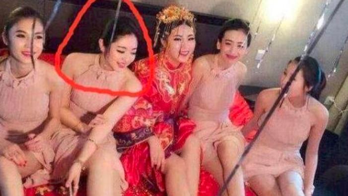 情感避风港|“当伴娘不仅得漂亮，坐姿也很很重要的！”小姐姐这姿势多尴尬啊，哇哈哈哈