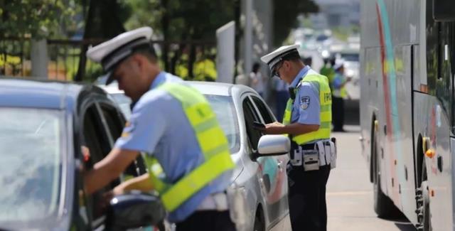 为啥交警查车要摸下车尾 老司机道出实情 新手现在知道还不晚 汽车资讯