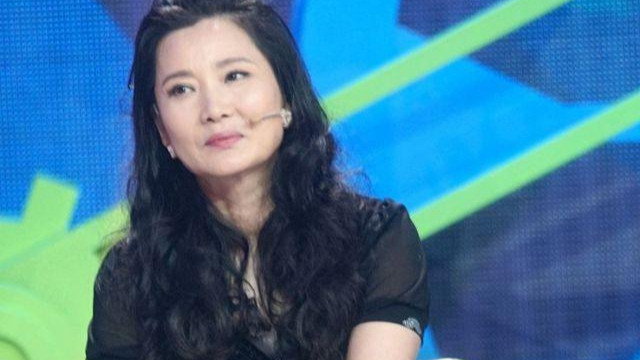 鸡胸肉 57岁何赛飞踏实服老，“奶奶裙”下搭凉鞋，不“扮嫩”很有勇气