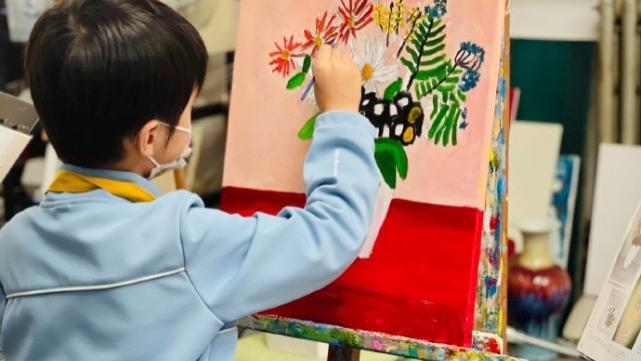 靳东|靳东老婆晒照为儿子庆生，7岁豆丁长成翩翩少年，画画越来越厉害