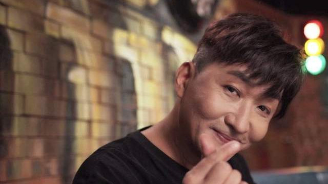 杨幂|54岁香港著名歌手宣布复出，被前女友骗200万，隐居内地13年