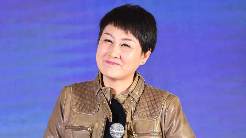 张凯丽真有魅力，穿棕色皮衣配牛仔裤活力满满，中年女性穿搭范本