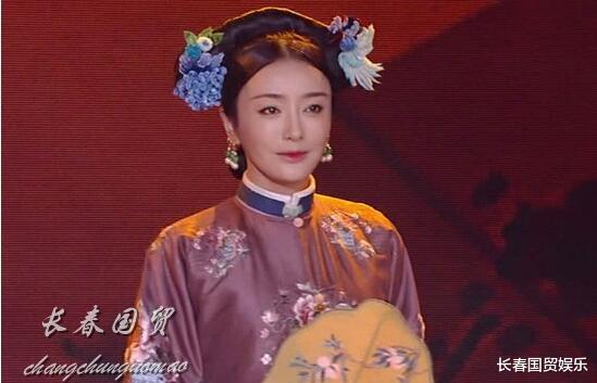 42岁“最美皇后”晒自拍美照,超辣紧身背心出镜疑似走光