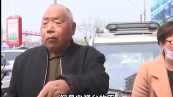 老人霸占楼梯五年，想上楼就交30万过路费，十几名业主有家不能回