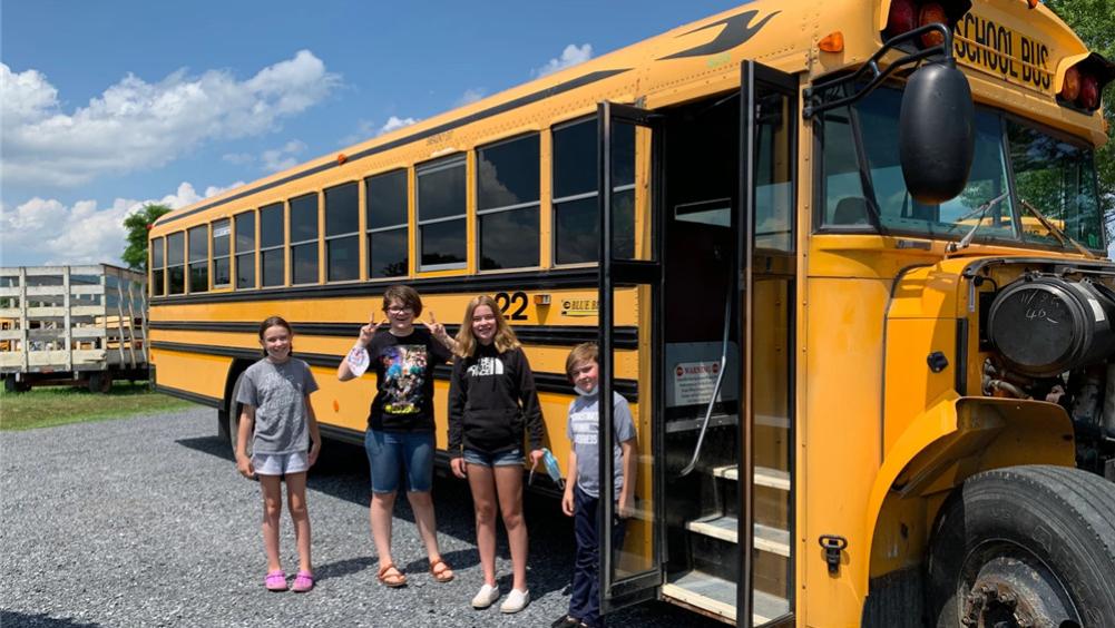 单亲妈妈买下2004年旧校车，带4个孩子在27㎡车内住1年，也是服了