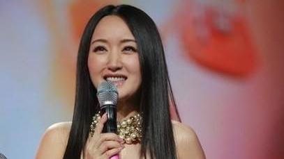 杨钰莹 50岁的杨钰莹个子不高，但是颜值依然在线