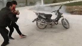 书尽心生|搞笑GIF：不怕神一样的对手，就怕猪一样的队友！