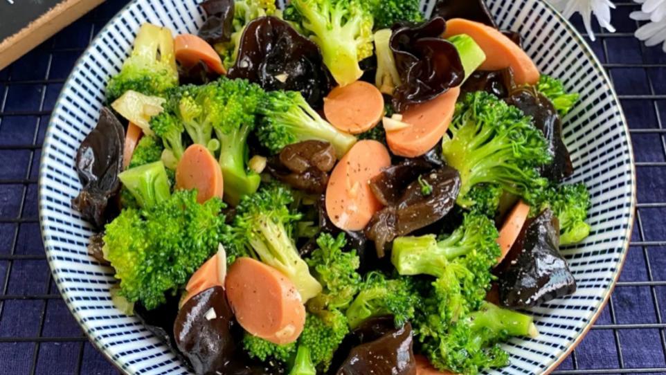 西兰花|秋天不吃这菜真亏，低脂低卡，营养极高，我家孩子每顿都吃光