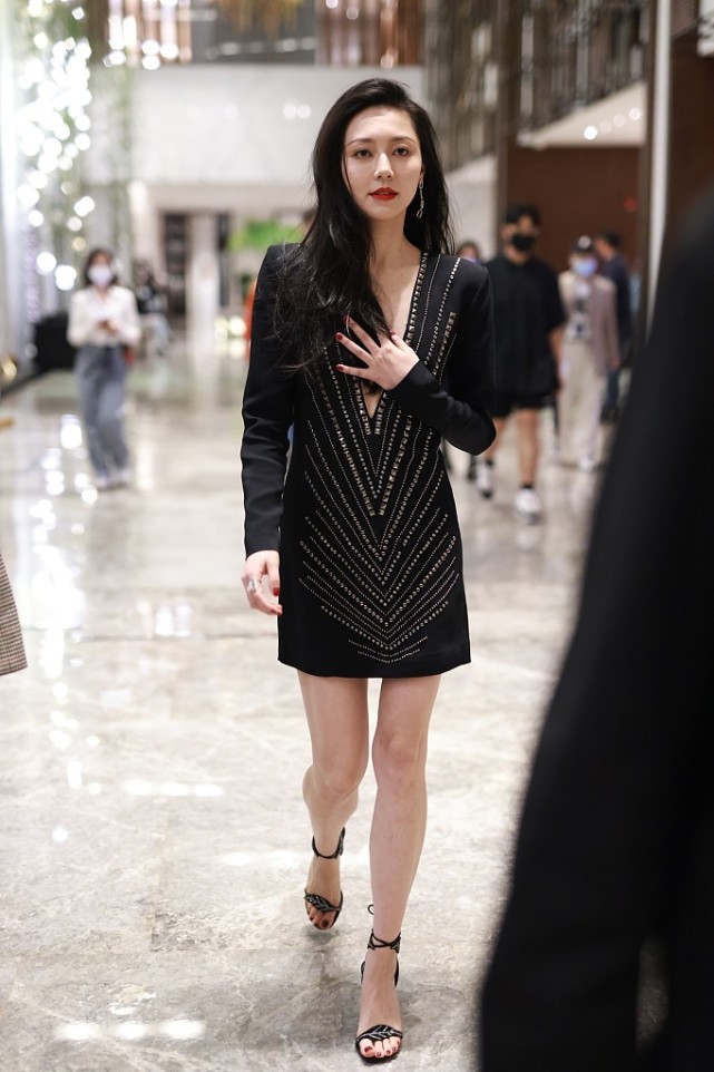 黄梦莹挺会博眼球的,领子开得这么大,还得用手挡着防走光