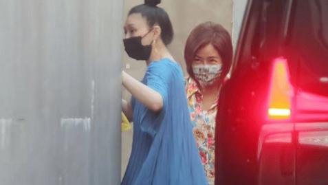 大S|大S婚变后首露面！穿大妈风蓝裙素颜参加聚会，减肥成功又变美了