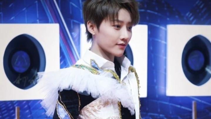 刘雨昕 TMEA女星红毯：赖美云轻纱裙甜美，吉克隽逸又秀美甲，刘雨昕霸气