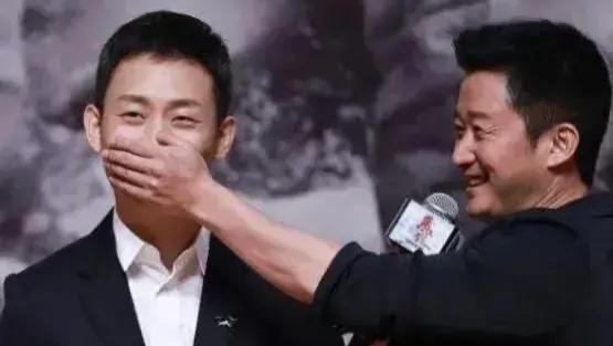 丁剑剑|吴京找张译拍戏，问他片酬？张译用手比了个一，吴京：一个亿？