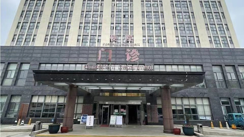 江苏常州一19岁女生去医院体检拍X光，居然被男医生要求脱掉全部上衣，行为太