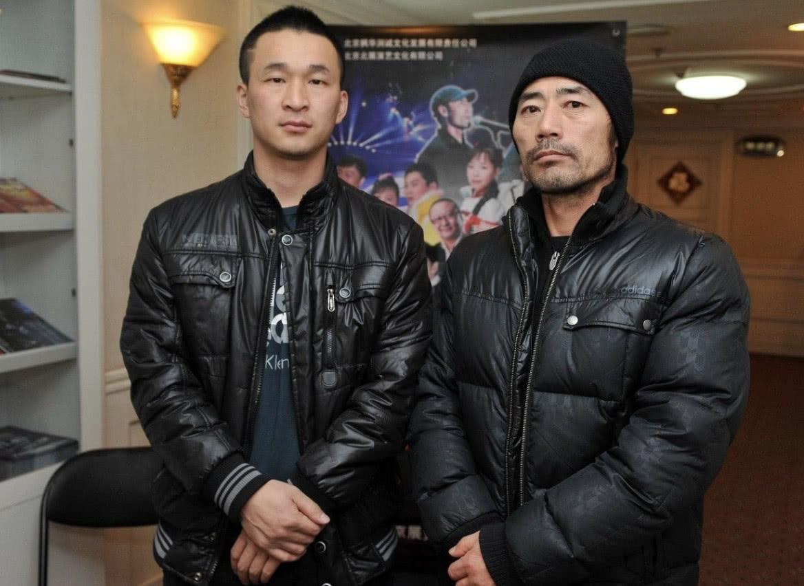旭日阳刚落魄,昔日在春晚献唱《春天里》,今街头再唱已无人理 旭日阳刚落魄,昔日在春晚献唱《春天里》,今街头再唱已无人理