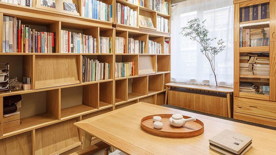 北漂12年，35岁夫妻在北京买下60老房，装修不要客厅，越住越舒适