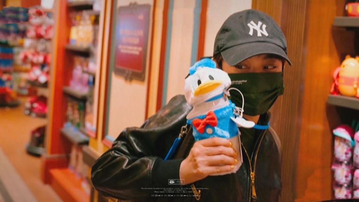 孙俪|孙俪打卡迪士尼，穿皮衣牛仔裤像帅小伙，老夫老妻玩公主抱太腻歪