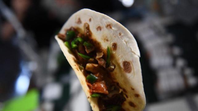 青椒|实现太空种菜自由？美国宇航员收获青椒，用来做好吃的墨西哥卷饼