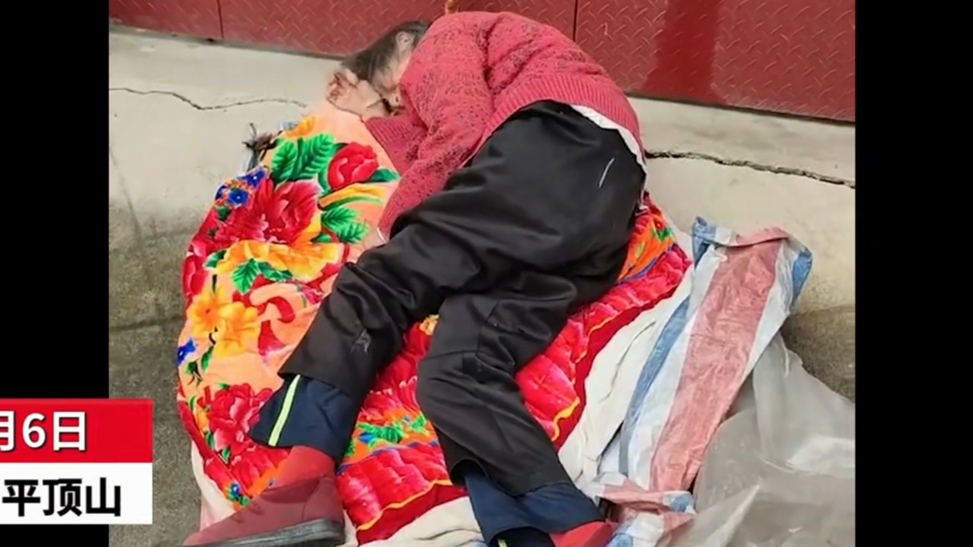 陈腔野调|八旬老人被扔屋外雨中，她没后人吗？“有，这就是她儿子儿媳干的”