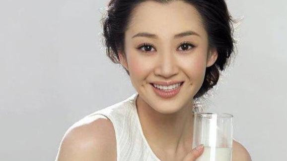 许晴|51岁许晴至今单身，被问及生理需求问题时，直接霸气回复7个字