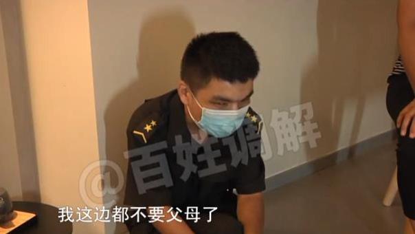 喵言喵语|29岁小伙痴恋50岁大妈，墙上贴满照片，半夜翻墙会女友一年不回家
