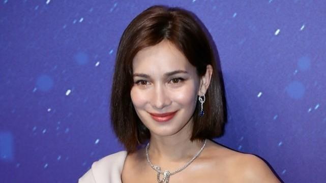 礼服 韩庚妻子剪短发成熟不少，穿单肩礼服显出混血气质，优雅又大方