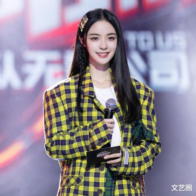 李莎旻子和隔壁老樊逛街被偶遇，两人全程牵手甜蜜自拍，画面高甜羡煞网友