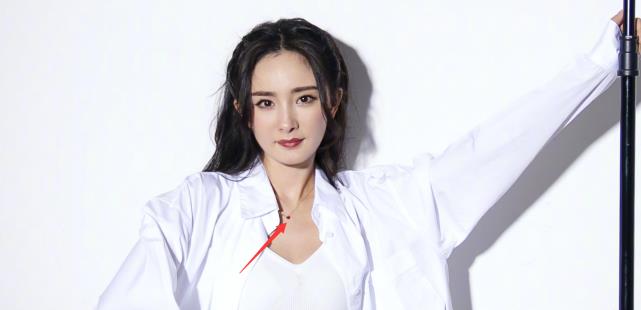 杨幂晒照疑隔空与魏大勋撒糖，传绯闻后两人不避嫌继续使用同款碗