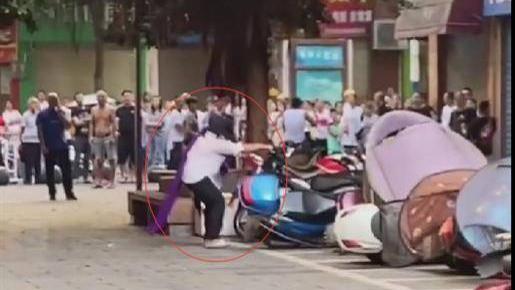 嗨情人|惹不起！10多家店面竟遭重庆一女子疯狂打砸，就因接了一个电话