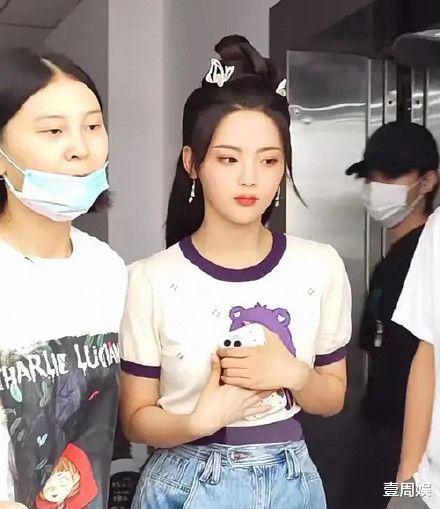 杨超越新剧路透曝光，现场被男生怼脸拍，粉丝大怒：好烦这只手！