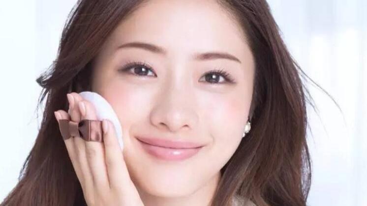 淡妆 建议女生们学会化淡妆，想要减龄又漂亮，就应牢记以下3点