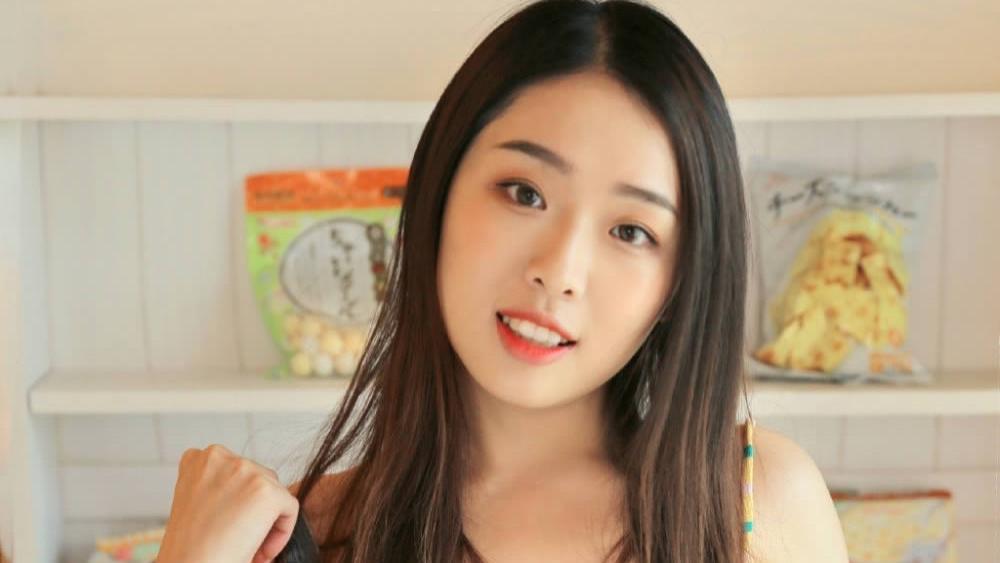 身体苗条的吊带小姐姐清爽脱俗