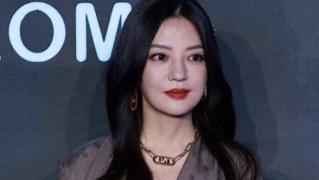 连衣裙|?45岁赵薇生图好能打，真丝裙搭复古红唇亮相，优雅不失霸气