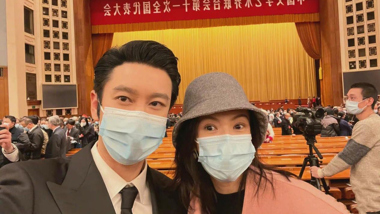 埃博拉疫情|章子怡文代会受追捧！穿大衣戴帽低调现身，被央视主持海霞要签名