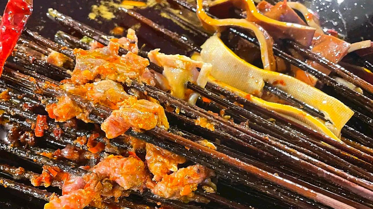 成都|成都“老味道”串串香，85元一斤，“霸占”半条街，食客络绎不绝