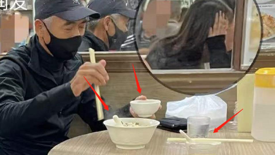 周润发|66岁周润发现身小吃店！一头白发又高又瘦，桌上仅有一碗平价汤面！