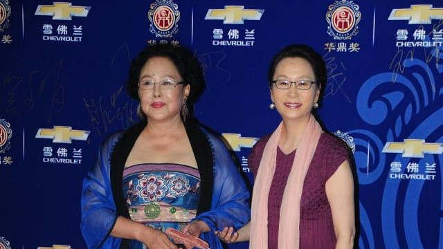 赵丽颖|被斯琴高娃给笑到了，走个红毯跟登基似的，这服装也是没谁了！