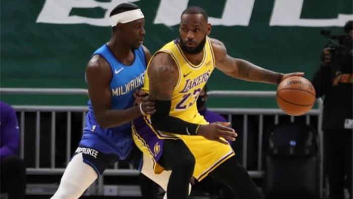 8连胜！詹姆斯君临天下，字母哥暴露致命短板，但事实证明36岁老詹不好惹