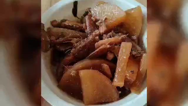 中午开饭了，有萝卜炖刀鱼，还有炒豆嘴儿