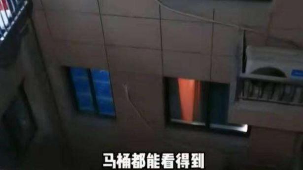 洗澡变直播，女子发现自家洗手间虽有关窗，但从外部看得清清楚楚