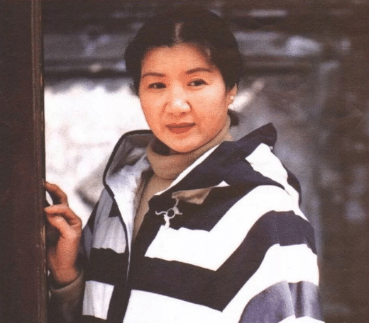 张艺谋曾断言她“红不了”,不信命的她,终在74岁被赵丽颖捧红 张艺谋曾断言她“红不了”,不信命的她,终在74岁被赵丽颖捧红