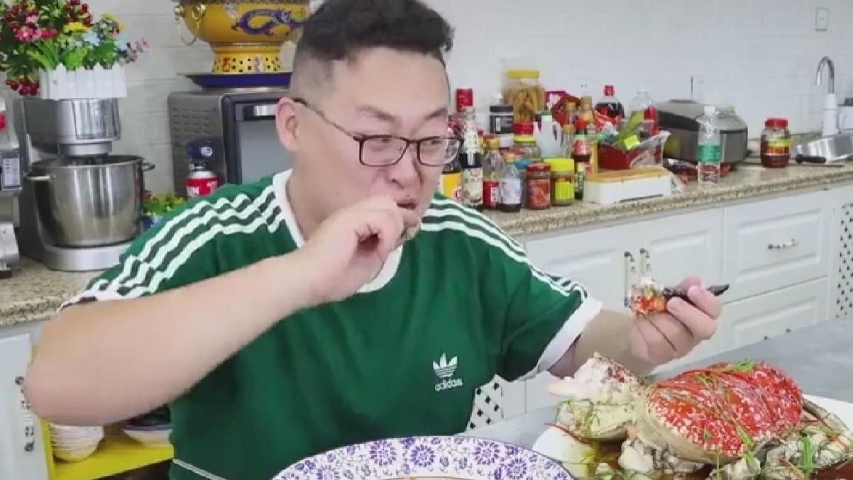 |半吨先生有多浪费？几千元的帝王蟹吃一口就扔，慢放后有落地声