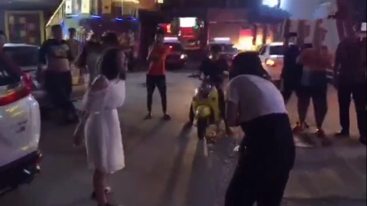 沃尔沃 辽宁丹东两美女街头打架，围观者鼓掌加油：不要停