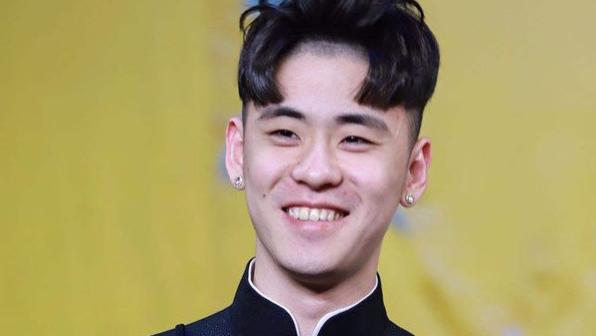 张云雷|2016年张云雷从站台上摔下，下达了30多张病危，郭德纲依旧拿着200万恳求