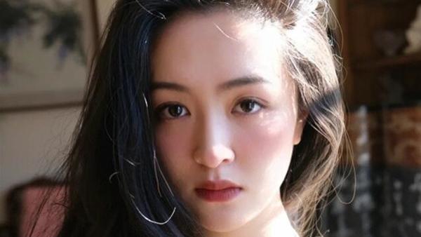 化妆 女生们应当知道的3件事，想要皮肤光滑年轻又水嫩，就该照着做